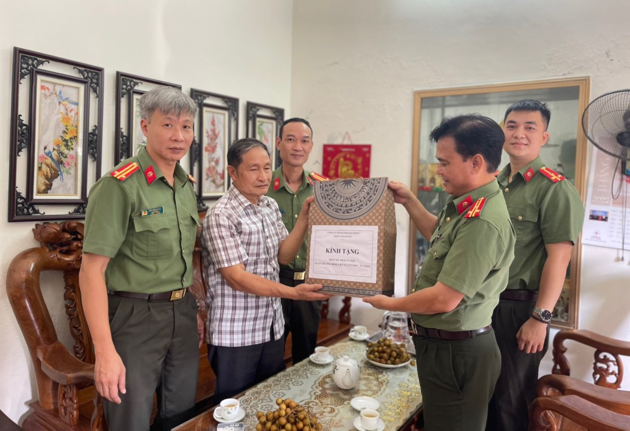 Phòng Tham mưu tổ chức thăm hỏi nhân dịp kỷ niệm 75 năm ngày Thương binh Liệt sỹ.